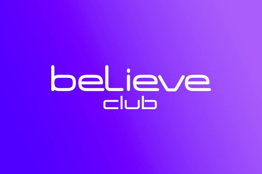 Logo blanco de Believe Club centrado en un fondo de gradiente violeta.