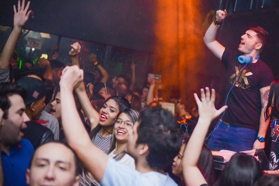 Pista de dança lotada no Bubu Lounge com DJ Saullo se apresentando ao vivo na festa Katwalk em São Paulo