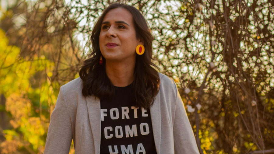 Duda Salabert standing in front of trees, wearing earrings and a “Strong like a mother” shirt.