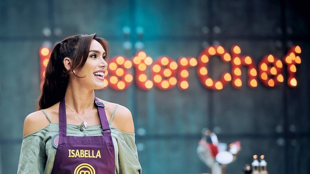 Isabella Santiago sourit en tablier dans épisode de MasterChef.