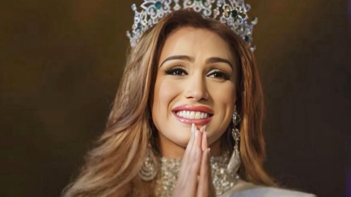 Gros plan sur Isabella Santiago couronnée Miss International Queen 2014.