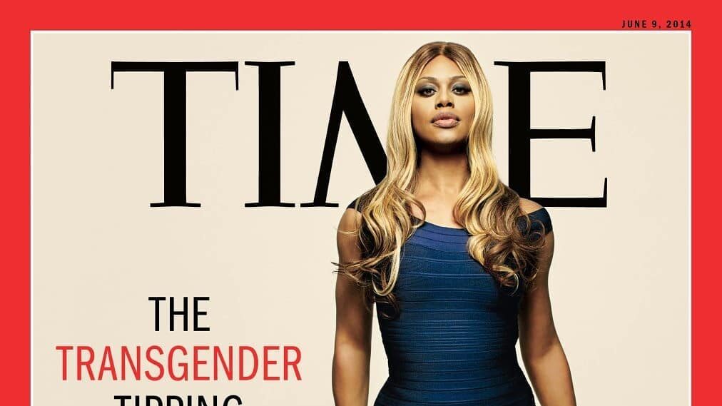 Laverne Cox pose fièrement dans une robe bleu foncé sur la couverture du magazine TIME du 9 juin 2014. Le titre : “The Transgender Tipping Point” (Le tournant transgenre), suivi de la mention “America’s next civil rights frontier”.