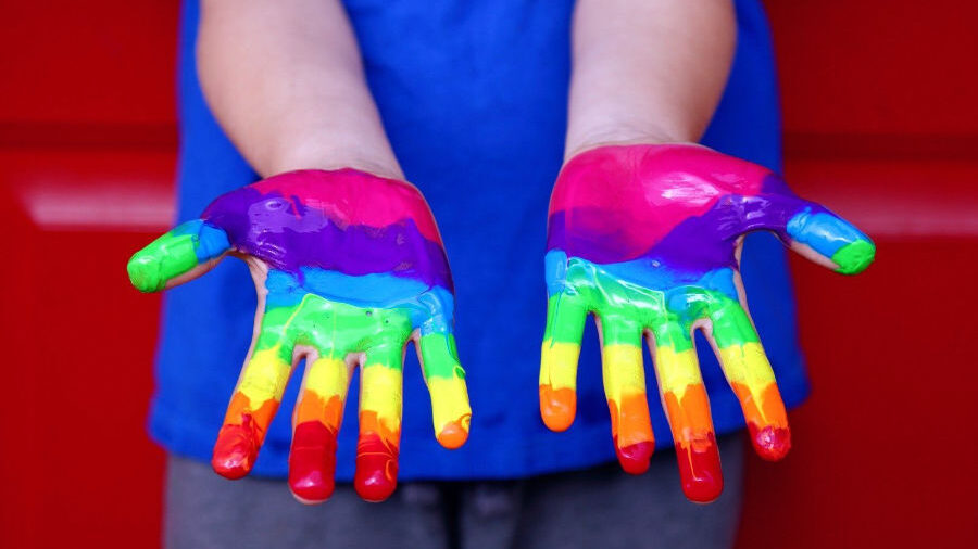 Les couleurs de l'arc-en-ciel, symboles d'amour, d'unité et de fierté.