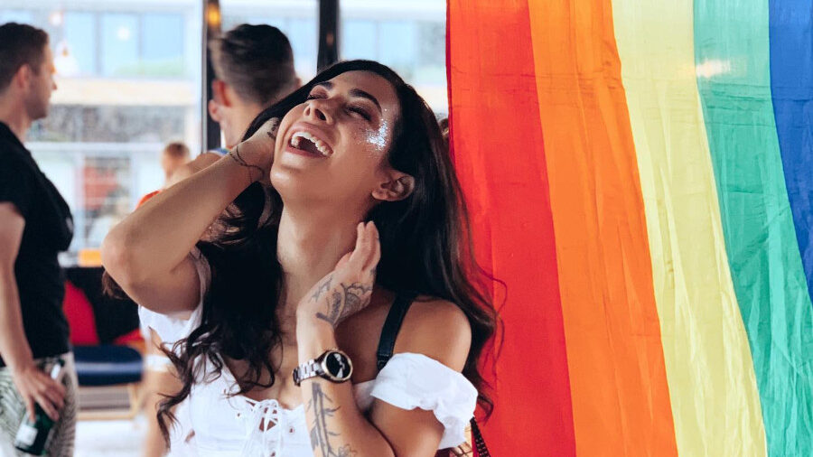 Viktoria Volkova with an LGBT flag, Praga, Republica Ceca