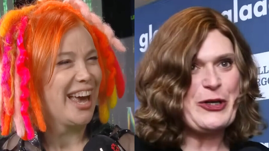 Lana Wachowski sonriendo con el cabello multicolor, Lilly Wachowski posando frente a un muro de prensa.